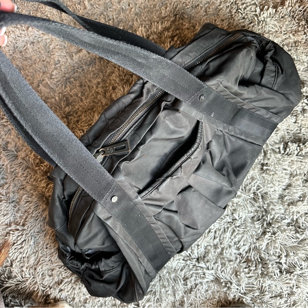 Lululemon black duffle bag with pockets